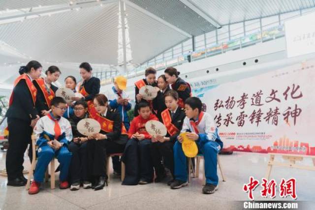 雷锋日:太原南站100名志愿者学雷锋志愿服务旅