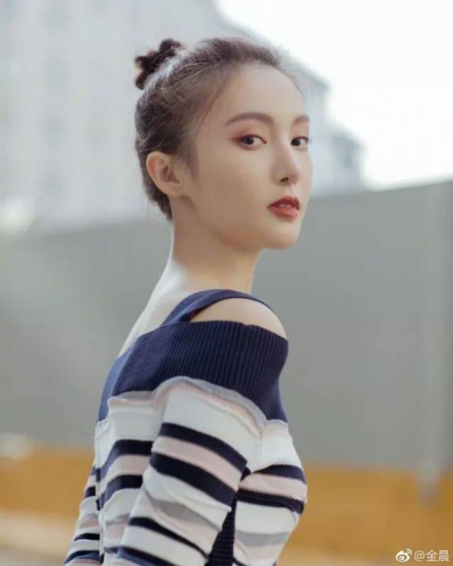 全能型选手金晨,这次转行做美妆博主了?