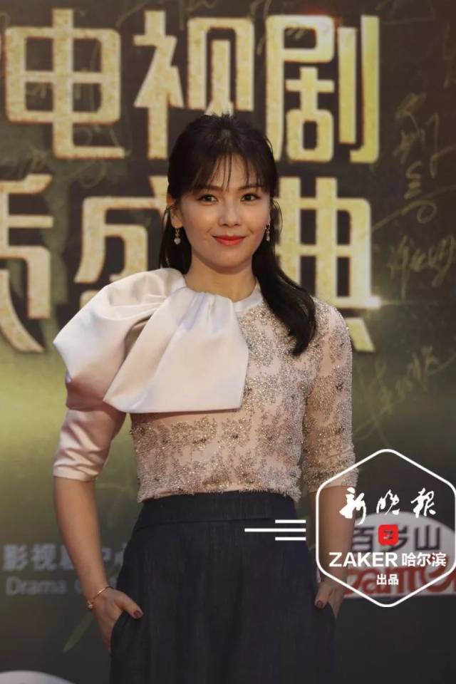 "冰雨"中穿低胸礼服 ",肉眼可见的发抖"|女明星走红毯
