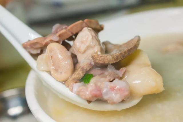 烧肉都还带着一点红,而且瘦肉居多,对我这种不吃肥肉的人特