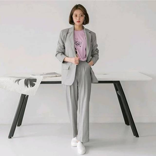 雪莉西装下衣失踪被网友大赞好看!韩国小姐