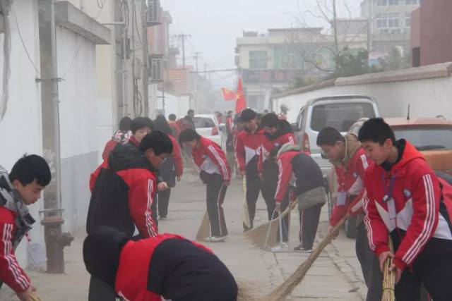 3月5日,郯城县育新中学志愿者在学校附近小区内开展了"学雷锋·义务