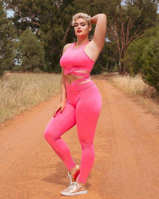 爱健身的大码模特,微胖身材惹人醉,被称:当代玛丽莲梦露!