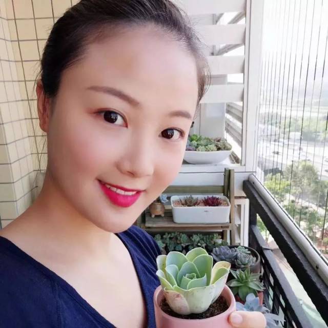 店主用一张她面带微笑,捧着自家绿植的甜美自拍当做微信头像.