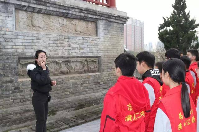 3月4日下午潢川二中副书记王国钰,校团委书记钟黎明和教师志愿者带领