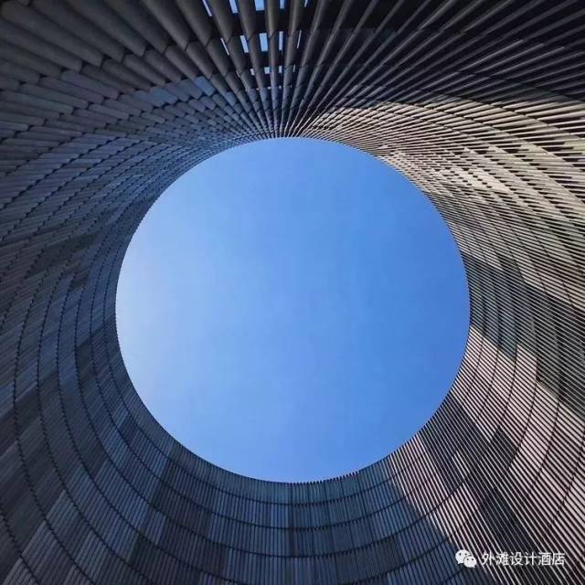 矶崎新甚至还在建筑中融入了风水的元素,楼宇中庭的"天圆地方",正是最