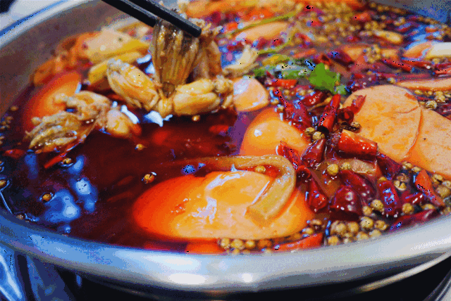 嫩过小鲜肉的美蛙!78元抢原价194元【跳跳蛙和鱼头】3-4人餐,4斤美蛙+火腿肠+藕片+土豆++锅底油碟全包,保你过瘾~