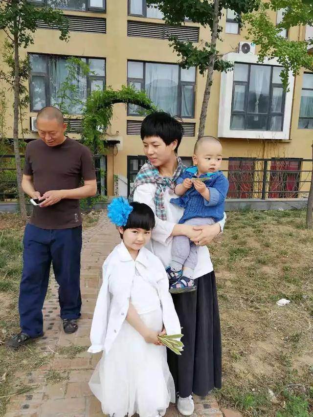 艺术家吴幼明,周丽夫妇与女儿九九,儿子小鱼儿的合影