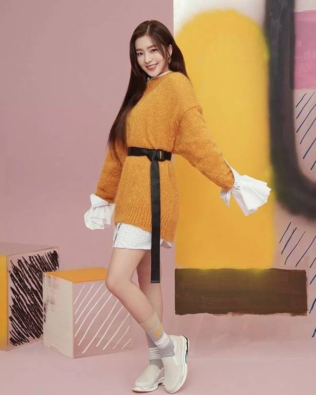 最后,把腰身穿出来也非常重要,可以借鉴裴珠泫用一根腰带当点缀,即