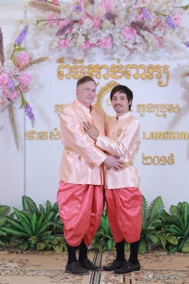 柬埔寨男子与外籍老翁订婚,网友送上祝福