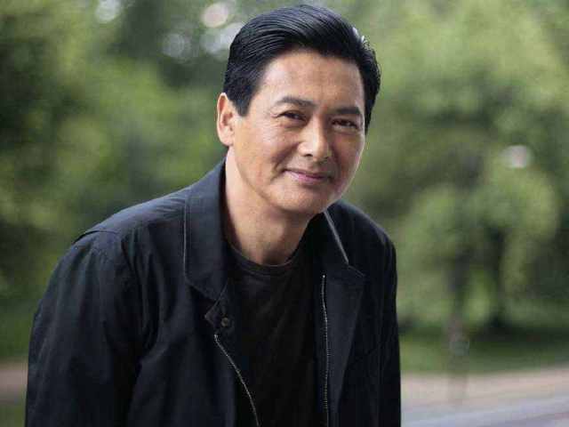 周润发拍戏意外受伤,老一辈的演员假戏真做,这才叫敬业