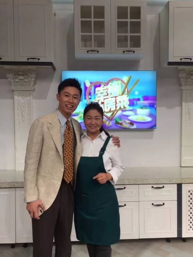 图为主持人周昊与方宣合影 黑龙江卫视《幸福私房菜》