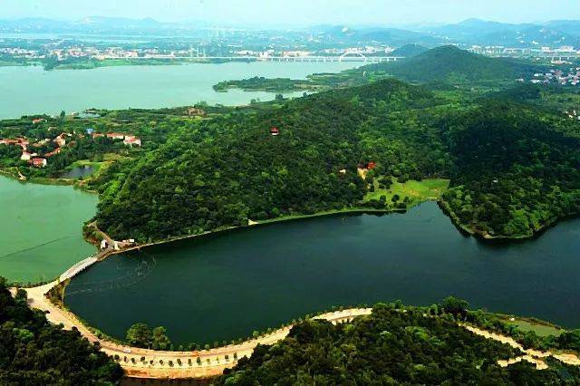 东湖吹笛景区又分为夹山景区,马鞍山景区,太渔山景区和吹笛山景区.