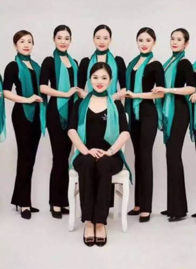 禅雅时光有专业的形体礼仪老师现场教学,通过专业的形体礼仪学习