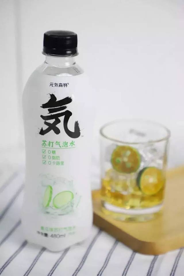 step3:将青瓜味气泡水和梅酒以2:1的比例混合,依照个人口味添加也完全