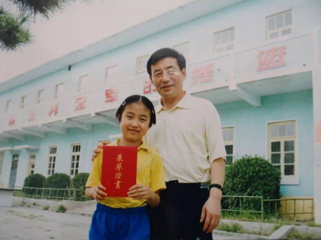 △1997年吴乃蝉教练带领小时候的世界冠军陈梦获奖合影