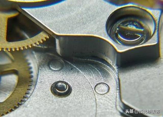能看到一些细微的碎屑,也是表油与金属粉末混合形成的 拆下擒纵部件