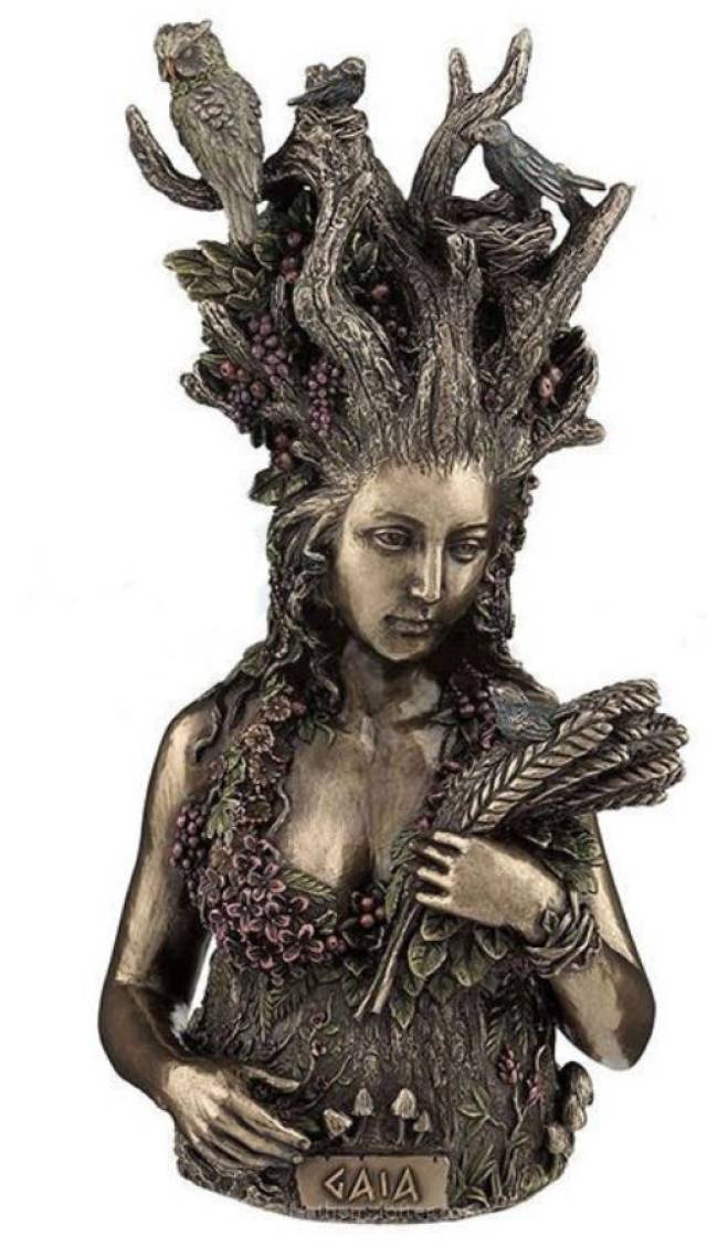 在印加神话中,帕查玛玛或玛玛帕查是一位主管种植和收获的生育女神,她