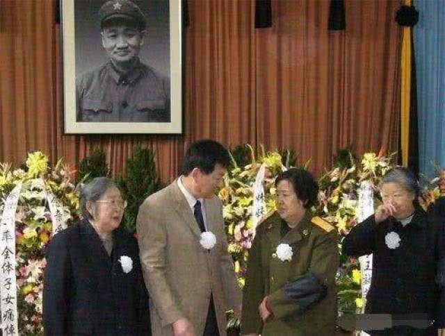 毛岸青追悼会旧照，毛新宇怀抱父亲遗照泪流满面，数千群众来送别