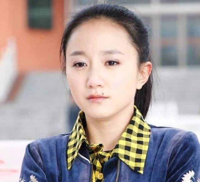 一直以来李倩嘴角的这颗痣就让人印象深刻,这颗痣也跟了她很多年,一直