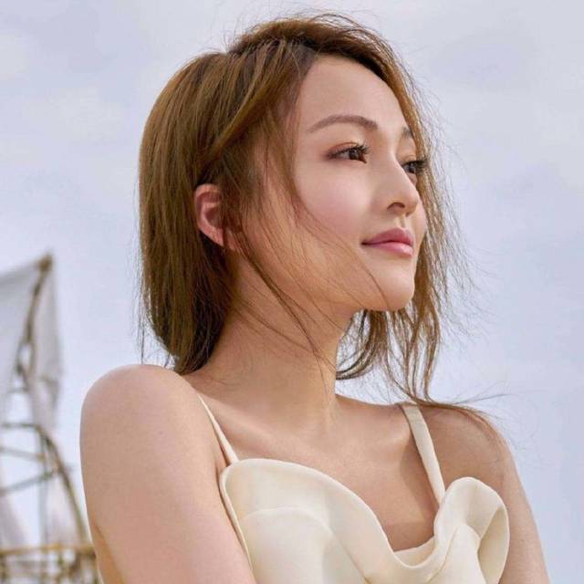 同是82年出生的童颜女明星,有的孩子也生了,有