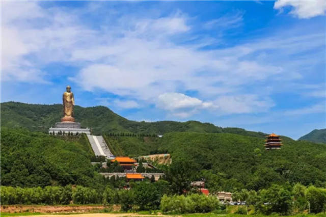尧山中原大佛旅游位于河南省平顶山市鲁山县,为国家5a级旅游景区.