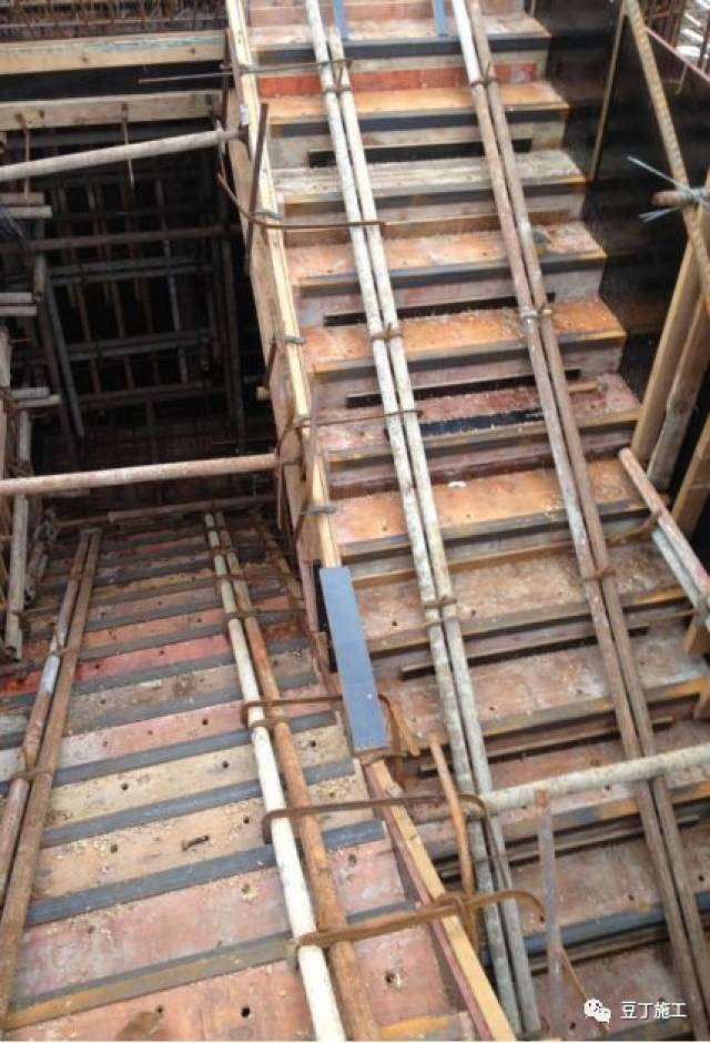 楼梯模板支设实例图 模板拆除时间必须由申请,不得擅自拆模.