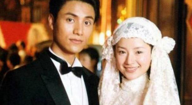 三位荧屏女友给陈坤颁奖,李小冉站c位,谁注意董洁的表情了?