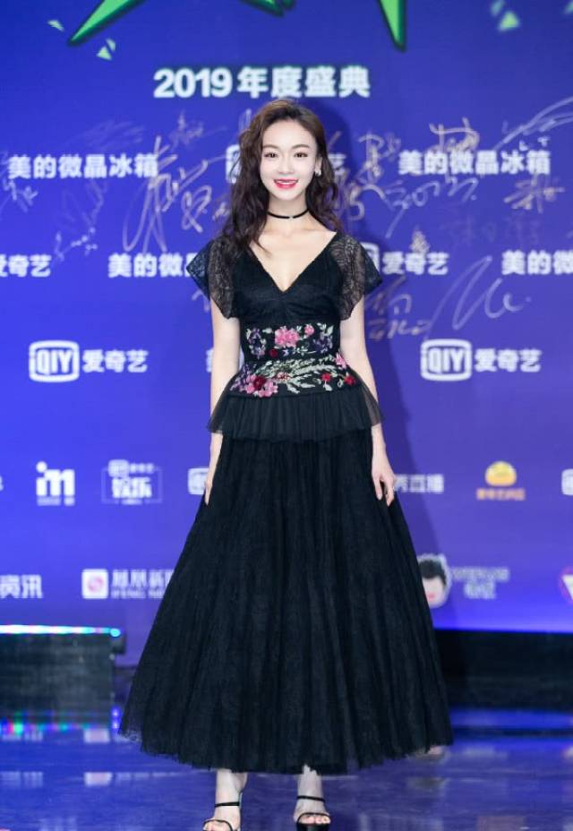 吴谨言为了显胖换了泡面头,穿私房依旧纤瘦,看纱裙建筑设计图图片