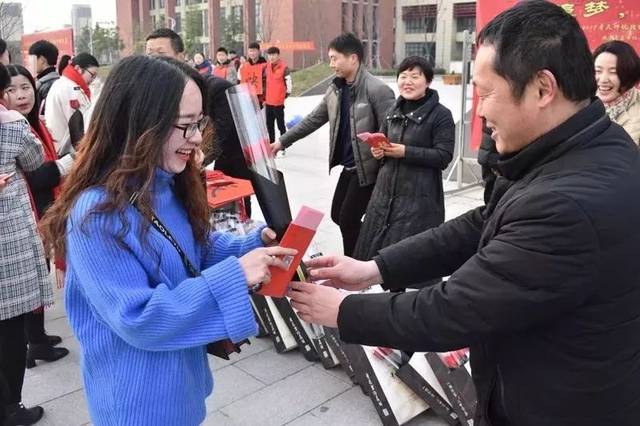 昨天,临泉这所学校居然这样玩!美女如云.