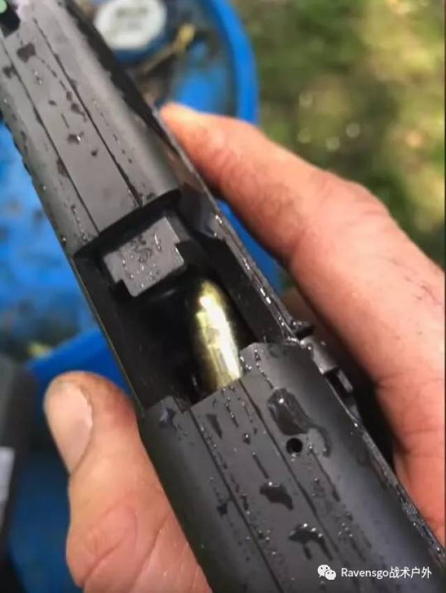 fn 509(左)与格洛克glock gen5 g17(右) 前方高能,请各位酌情观看!