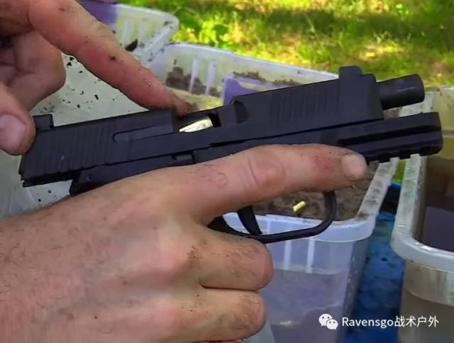 fn 509(左)与格洛克glock gen5 g17(右) 前方高能,请各位酌情观看!