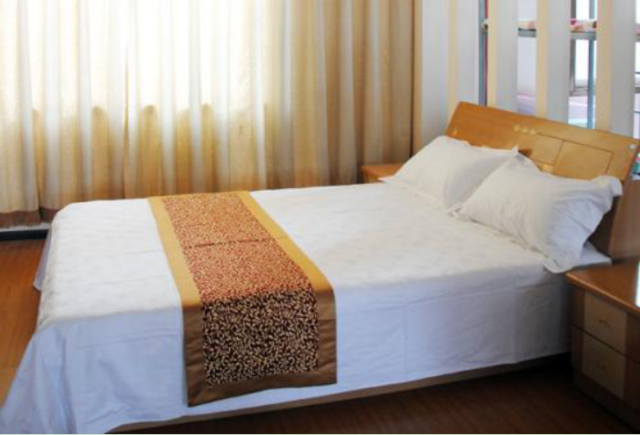为什么普通酒店床尾会放一块布?情侣酒店却没有?因为单身才会用