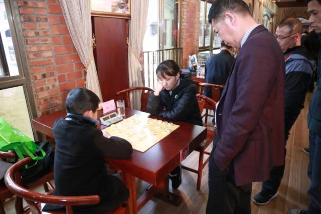 许银川正在接受乐昌电视台采访,分享心得 国际象棋大师许银川对联谊赛