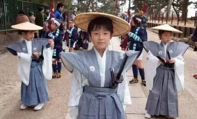 日本人养孩子和别人有什么区别?日本的小孩从小就能独立