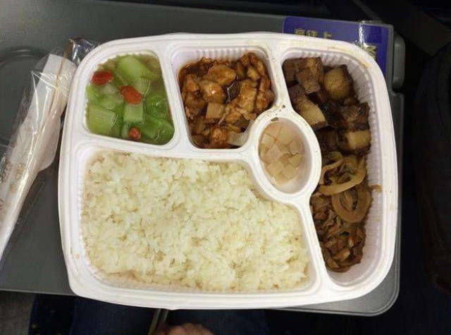 日本姑娘首次乘坐中国高铁,25元一份的盒饭,打开后尴尬了
