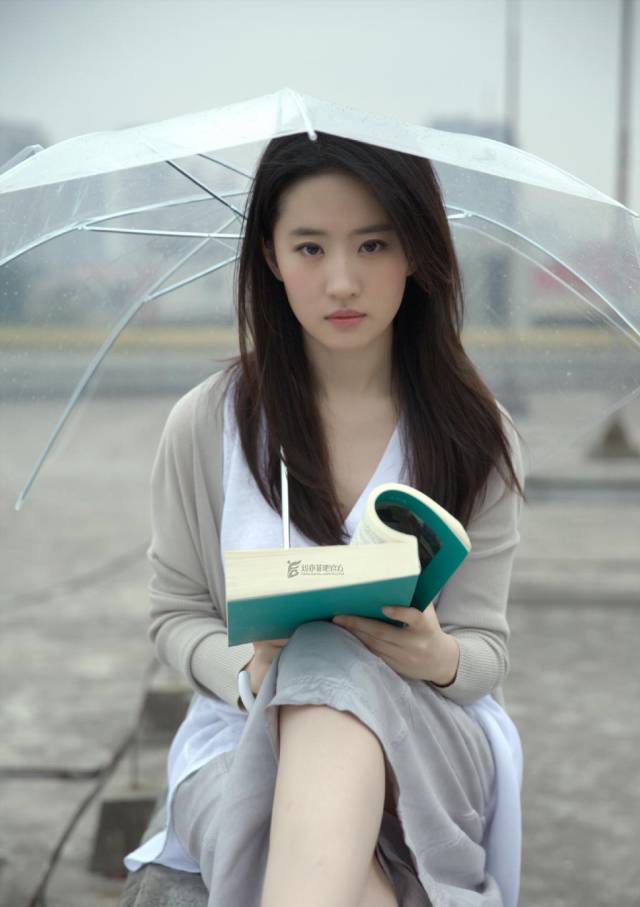 被神仙姐姐刘亦菲美到了,一款空气刘海清纯无敌,美得清新脱俗!
