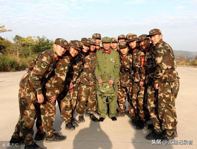 越战老兵偶遇新兵野战化拉练,佩戴军功章唱军歌送行敬