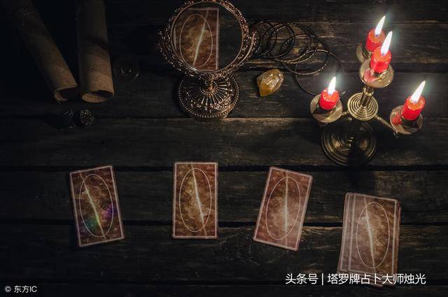 塔罗牌的算命桌上的背景.futune 阅读概念.超自然表上的魔镜