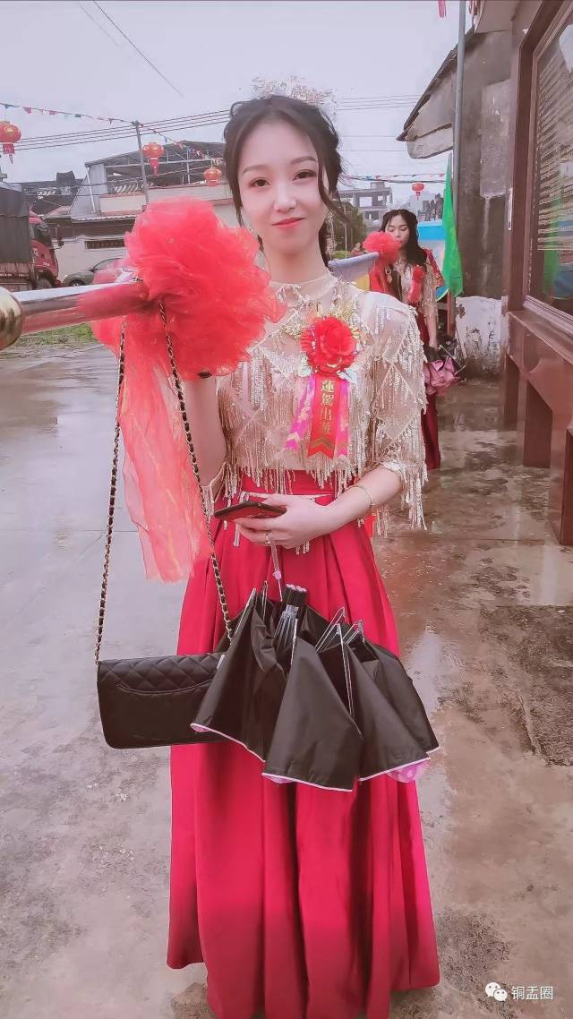 潮汕某村闹热,雅姿娘穿"白色婚纱"扛标旗!