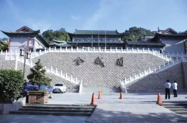 "当代五星坪灵明堂则为中国传统建筑风格的一处拱北,2006年辟为旅游