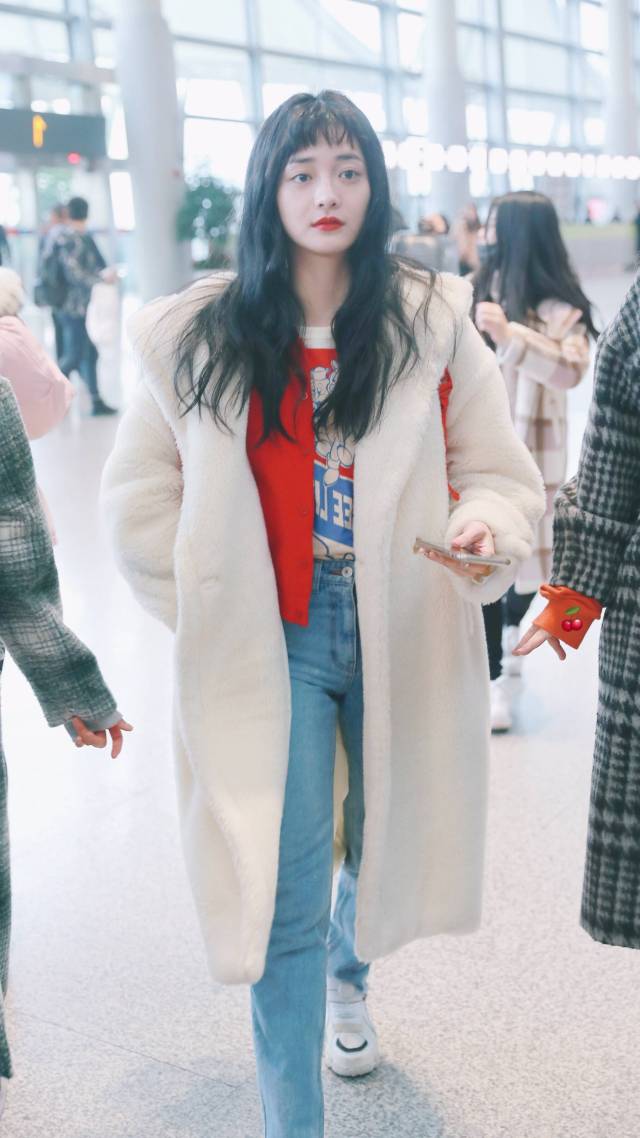 可爱女孩周洁琼,机场清新感满满的穿搭,谁看了能不喜欢呢!