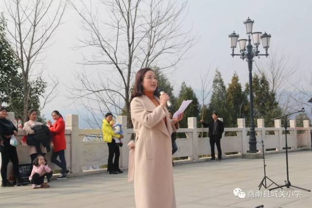 此项活动由学校工会主席段春艳精心策划组织,魅力女神朱艳丽老师主持.