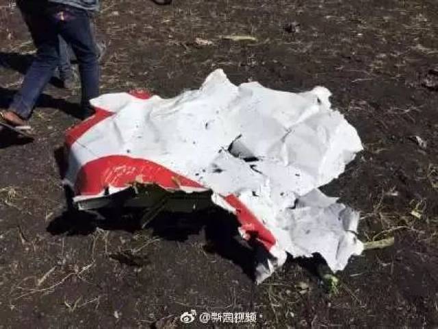 事故现场地表被砸出大坑,残片遍地都是,地面还散落着鞋履等乘客个人