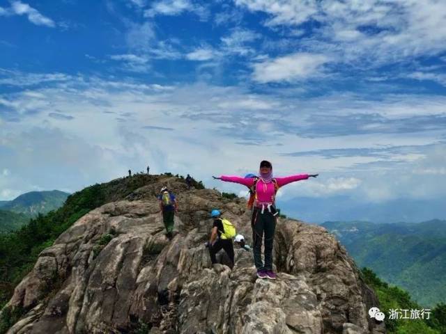 石移步换形,蔚为壮观,岩峰挺拔峻峭,惟妙惟肖.