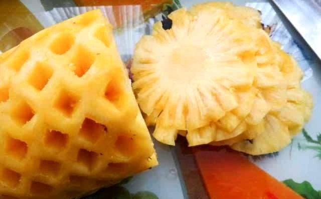 吃菠萝,不要只是削皮了,让外国小哥教你"新"吃法,这操作666