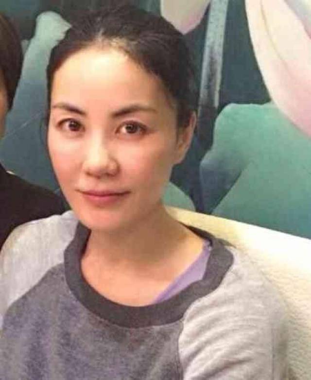 看了王菲的素颜照, 男人都开始怀疑人生,谢霆锋怎么受