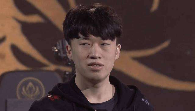 rng小虎用小兵去质器抢uzi炮车?uzi的反应亮了