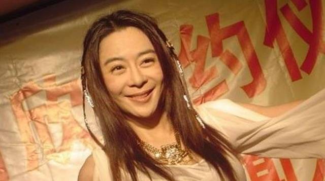 曾逼走原配嫁导演,结婚16年无子被抛弃,今63岁