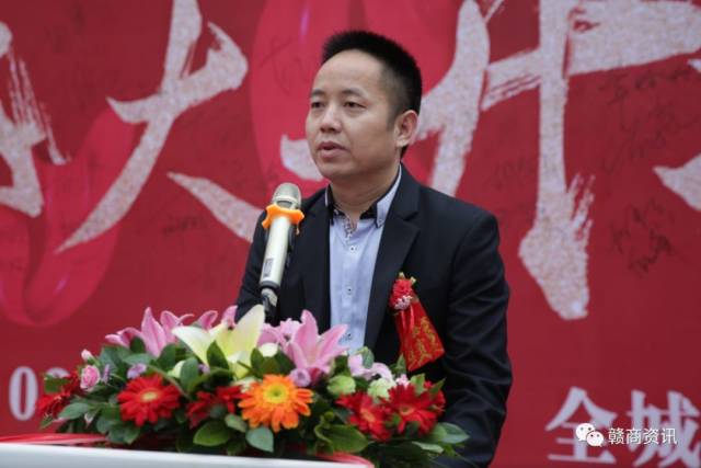 深圳新余商会秘书长杨绍安 在全场欢快,热烈的掌声中,胡小云董事长